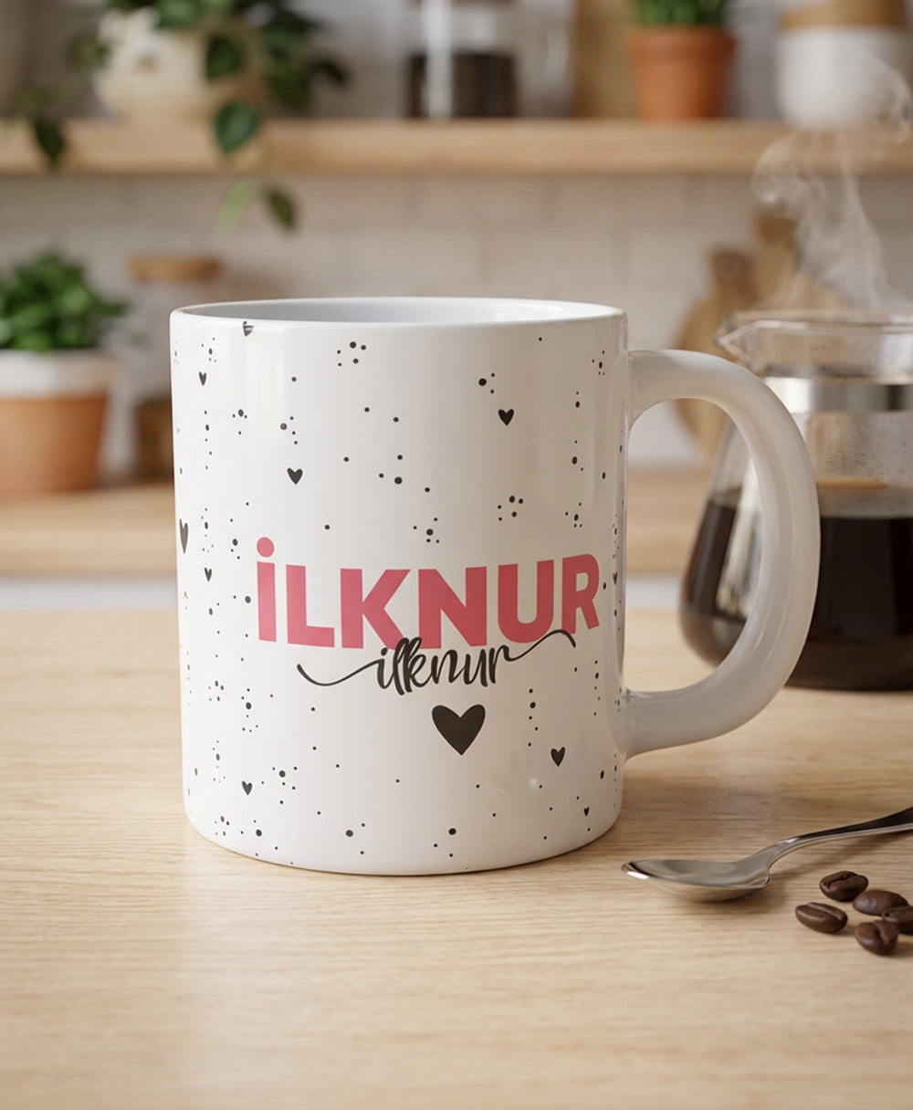 MugDesign0001-1_d9ebe67b-8b91-476d-8977-18f37212b353.jpg Beyaz Kalpli - Benekli - İsimli Kupa (300 ml) – Kişiye Özel Baskı - Görsel 1